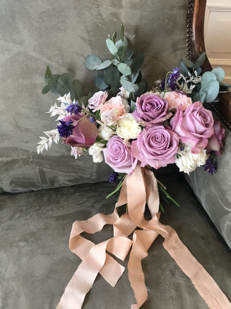 Roze bruidsboeket met rozen en eucalyptus