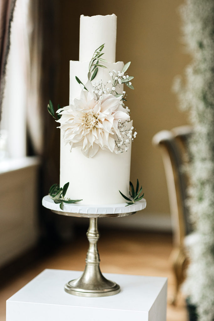 Bruiloft taart drie lagen met Dahlia cafe au lait en olijftakken decoratie