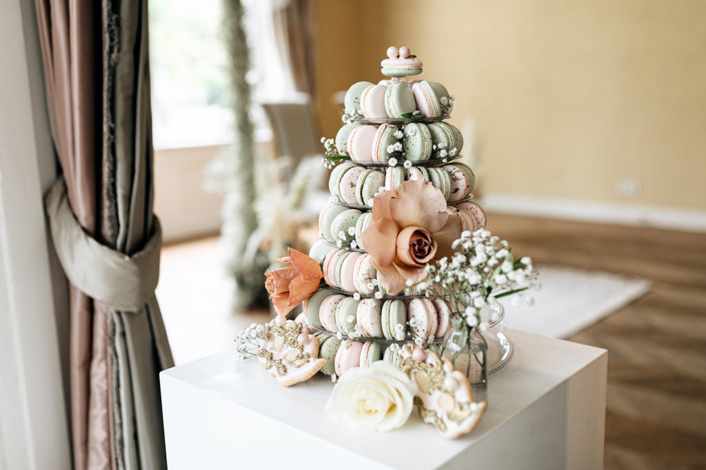 Macarontoren in Italiaasen kleuren voor een Italiaanse bruiloft met bloemen