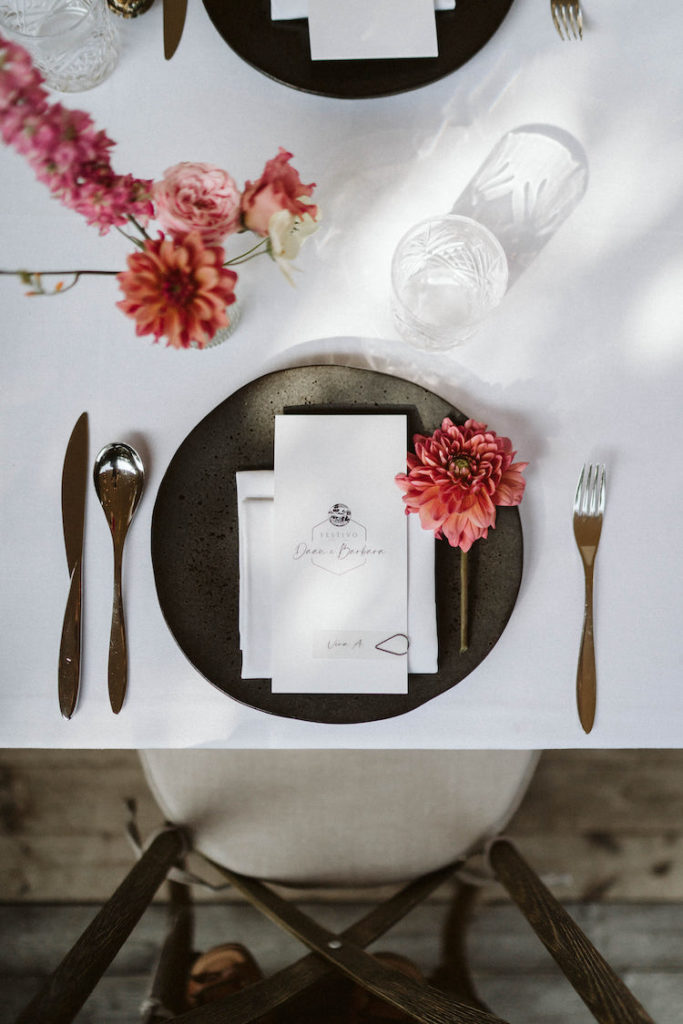 Flat lay diner met bloemen bruiloft 